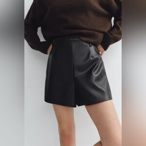 BELT LOOP SHORTS WITH A HIGH WAIST